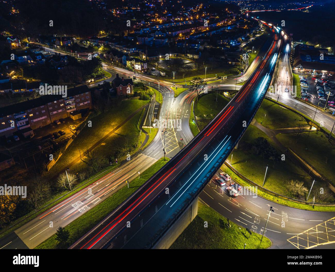 Notte oltre Penn Inn Flyover e rotonda da un drone Newton Abbot, Devon, Inghilterra Foto Stock