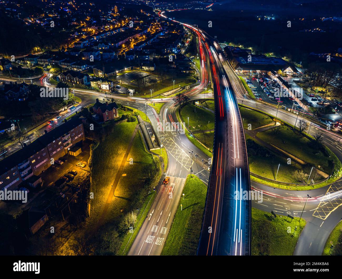 Notte oltre Penn Inn Flyover e rotonda da un drone Newton Abbot, Devon, Inghilterra Foto Stock