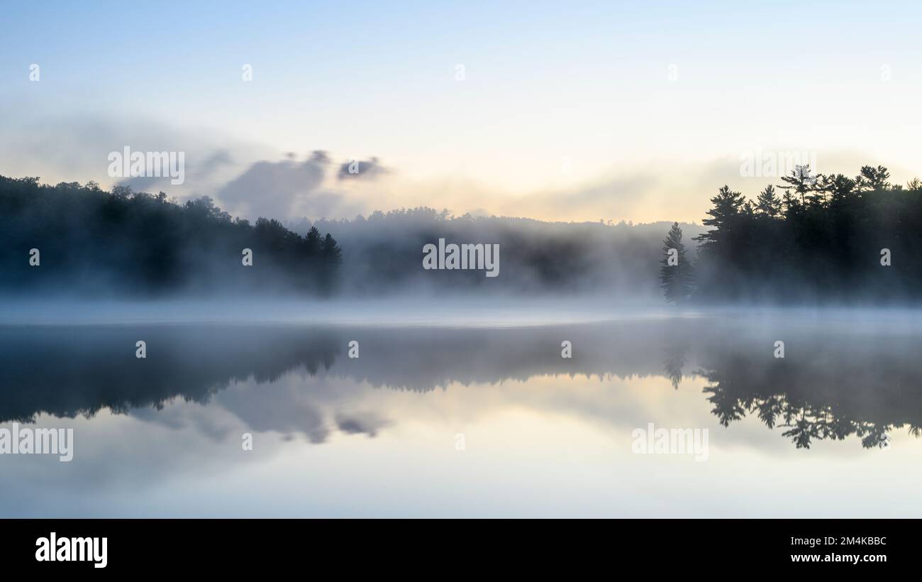 George Lake at Dawn, Killarney Provincial Park, Ontario, Canada Foto Stock