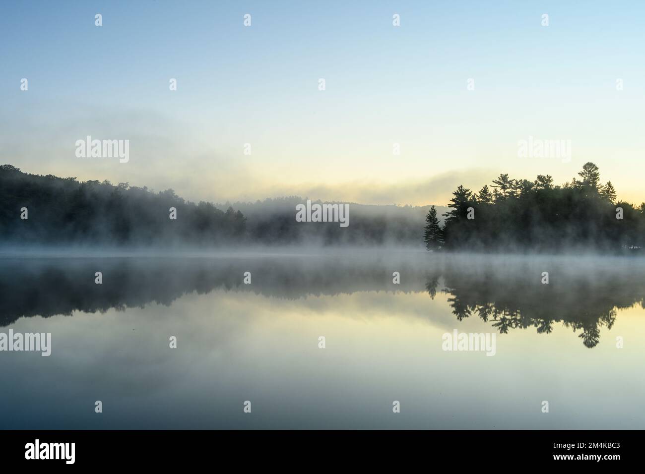 George Lake at Dawn, Killarney Provincial Park, Ontario, Canada Foto Stock