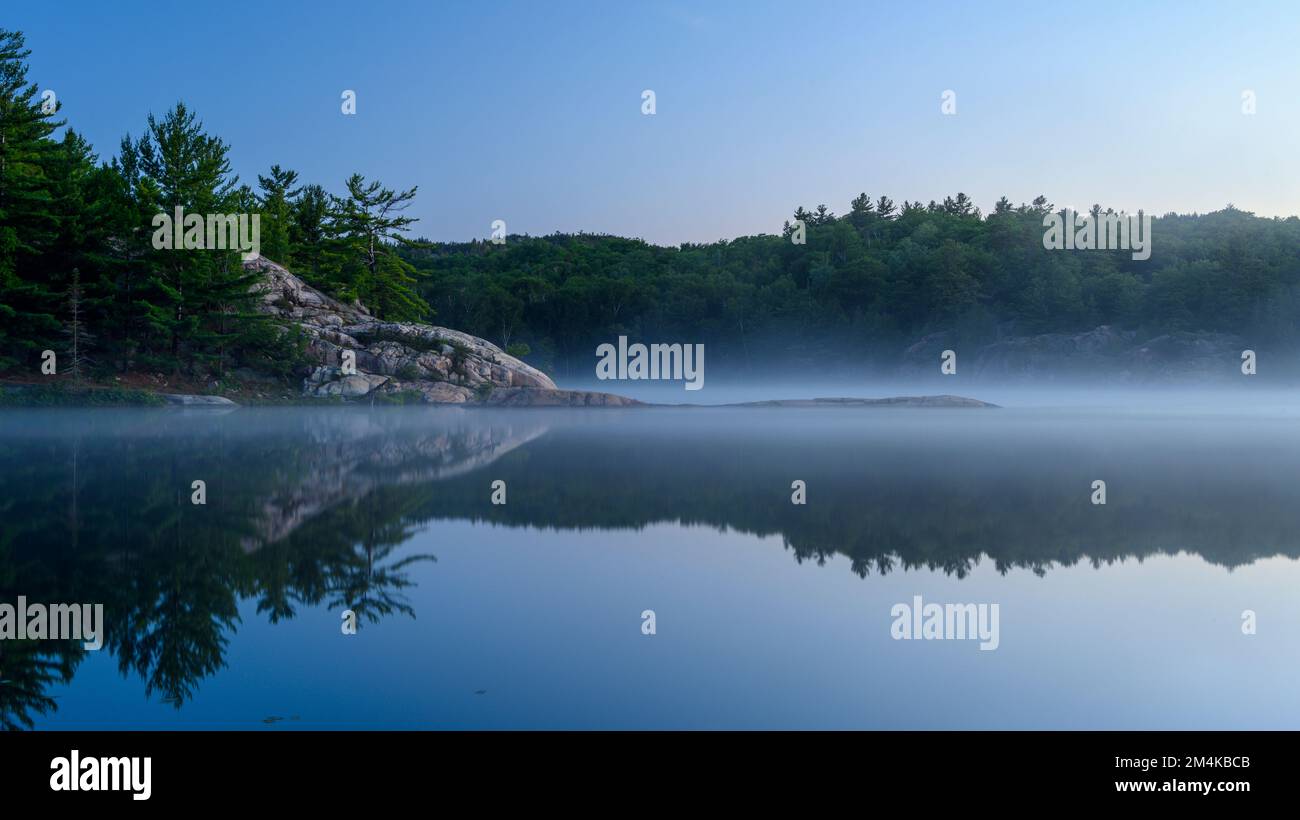 George Lake at Dawn, Killarney Provincial Park, Ontario, Canada Foto Stock