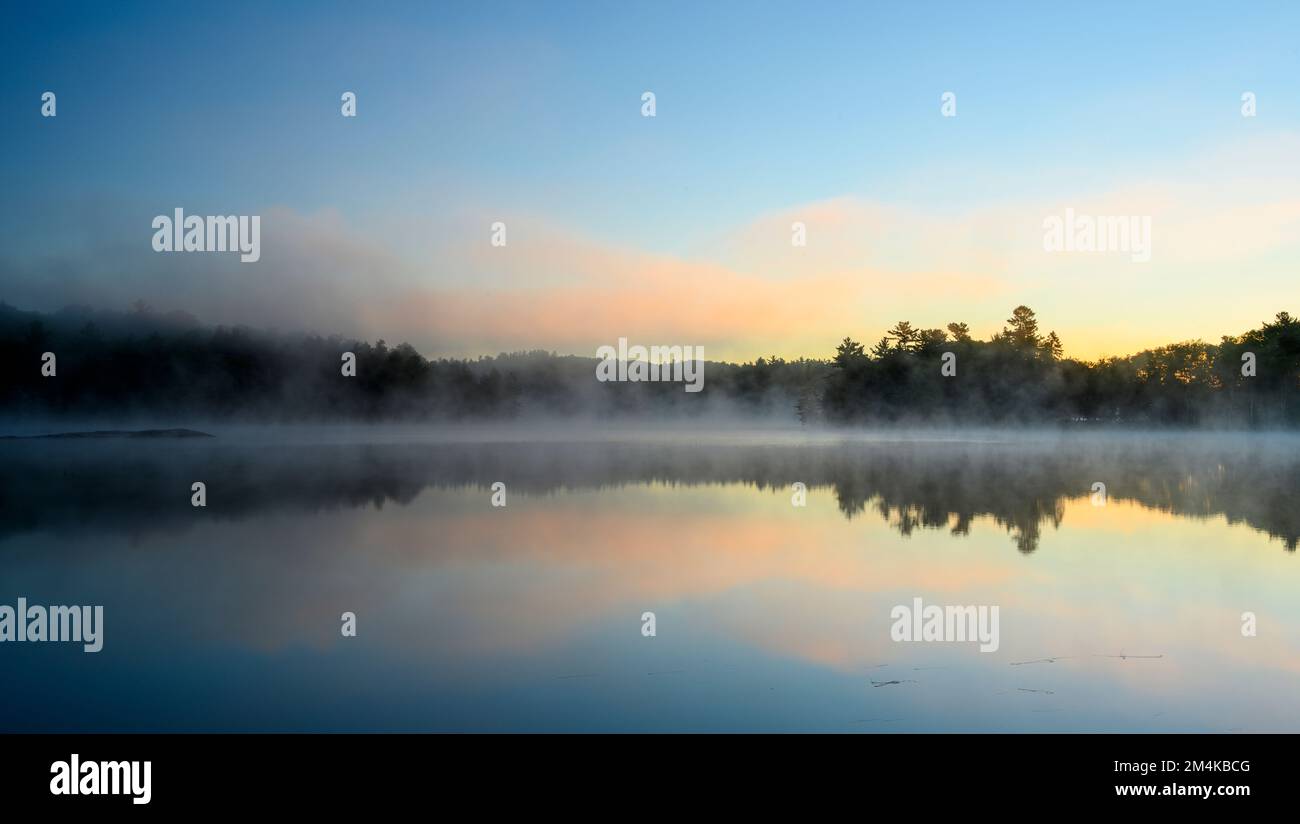 George Lake at Dawn, Killarney Provincial Park, Ontario, Canada Foto Stock