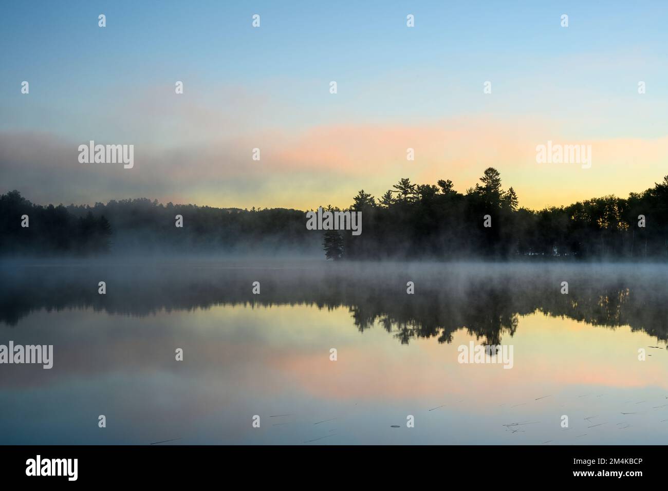 George Lake at Dawn, Killarney Provincial Park, Ontario, Canada Foto Stock