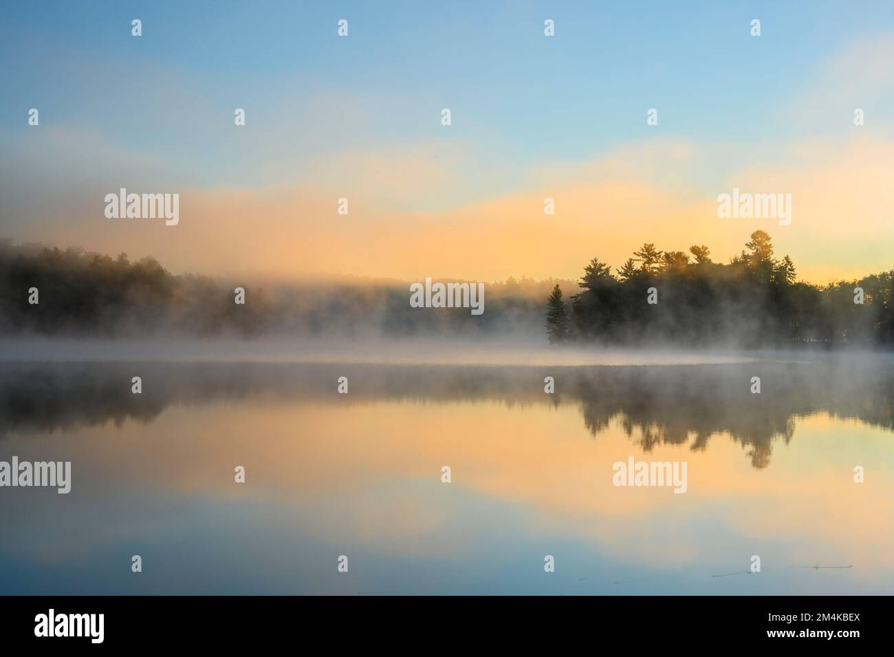 George Lake at Dawn, Killarney Provincial Park, Ontario, Canada Foto Stock