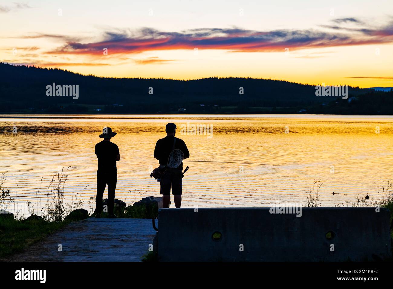 Fisherman al tramonto; White Swan Park Campground; Fraser Lake; British Columbia; Canada Foto Stock