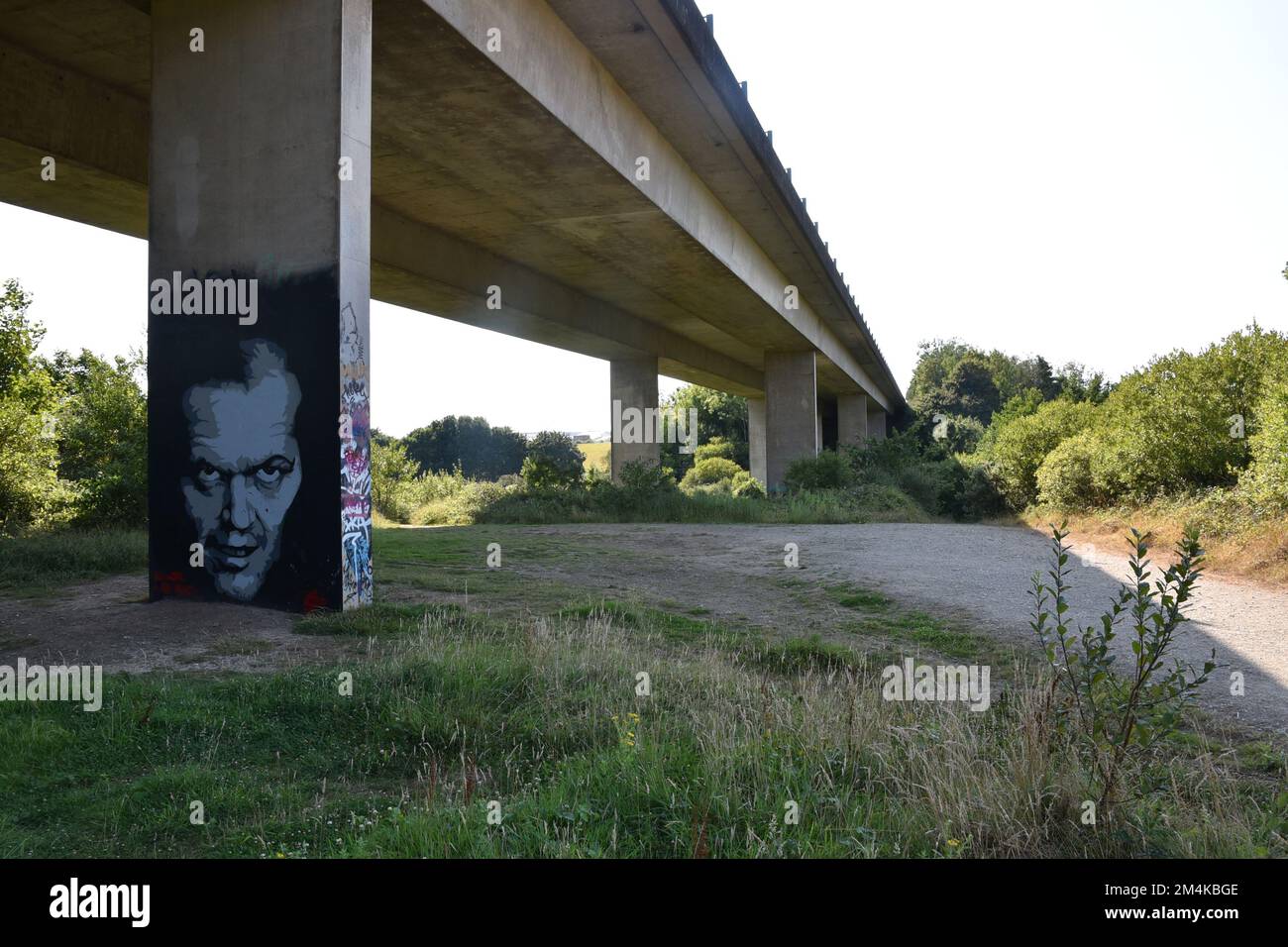 I graffiti lucenti sotto il ponte Foto Stock