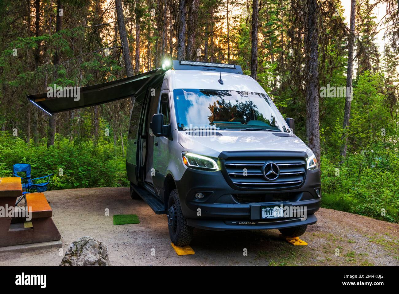 Vista crepuscolo del camper Airstream Interstate 24X 4WD; parco provinciale di Ten Mile Lake; Quesnel; British Columbia; Canada Foto Stock