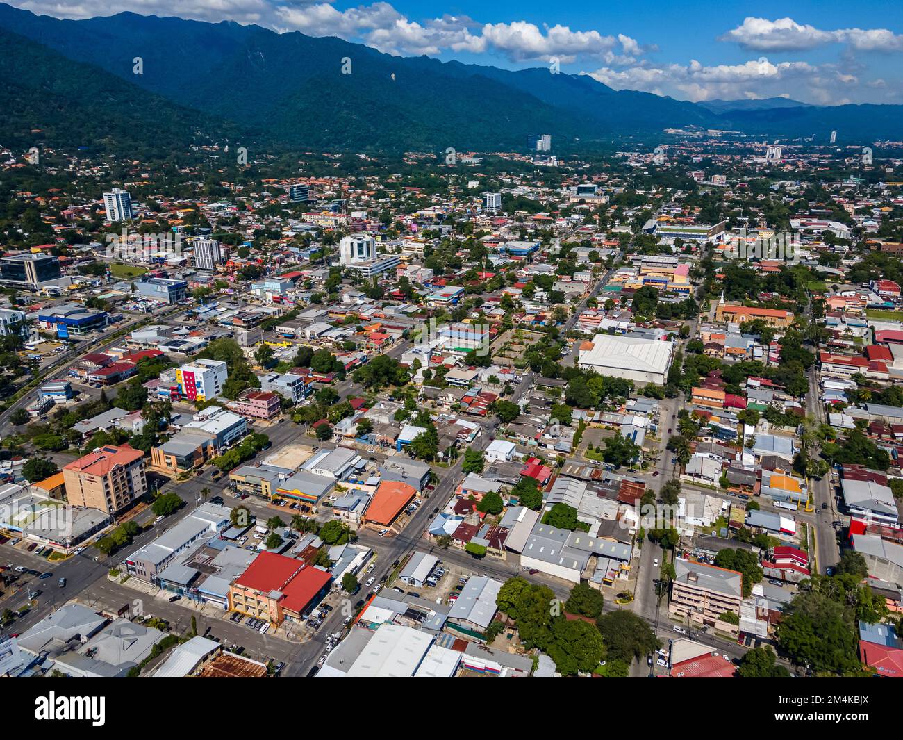 Splendida vista aerea della città di San Salvador, capitale del Salvador - le sue cattedrali e gli edifici Foto Stock