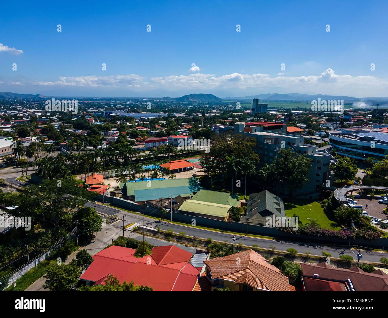 Splendida vista aerea della città di San Salvador, capitale del Salvador - le sue cattedrali e gli edifici Foto Stock