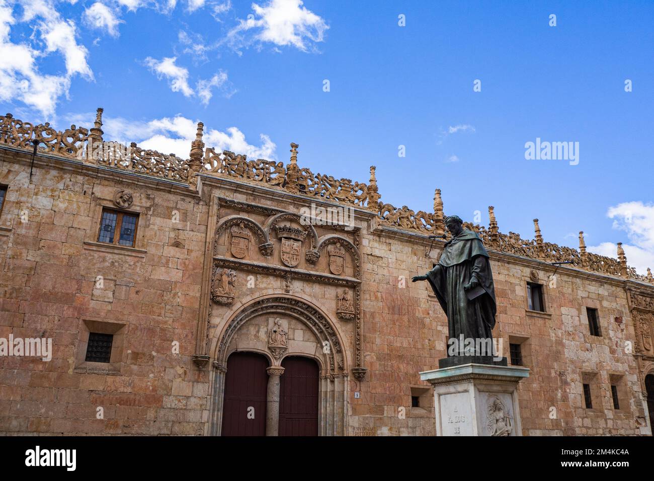 Una facciata dell'Università di Salamanca e la statua di Fray Luis de Leon Foto Stock