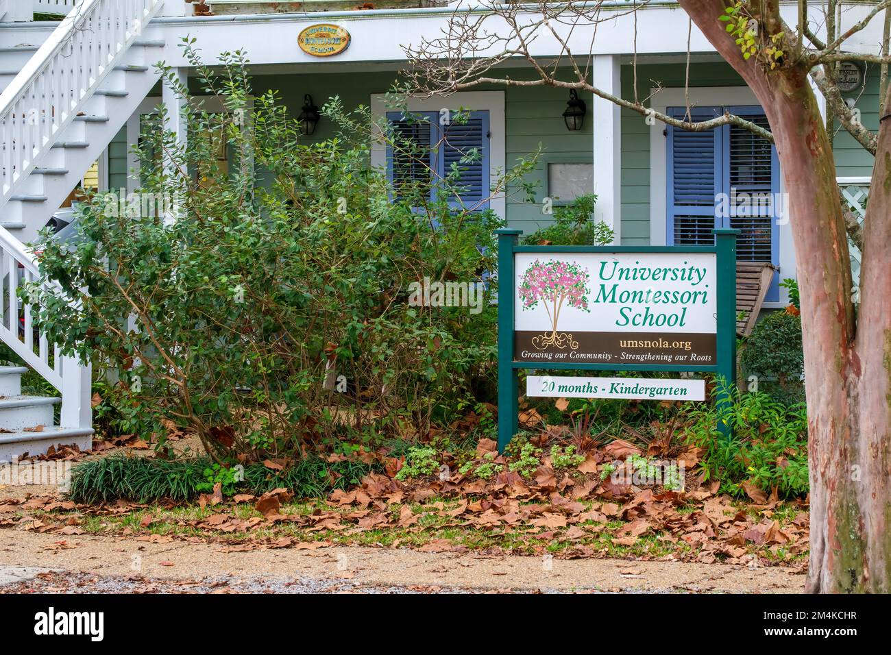 NEW ORLEANS, LA, USA - 13 DICEMBRE 2022: Fronte della Scuola Montessori dell'Università su Burthe Street Foto Stock