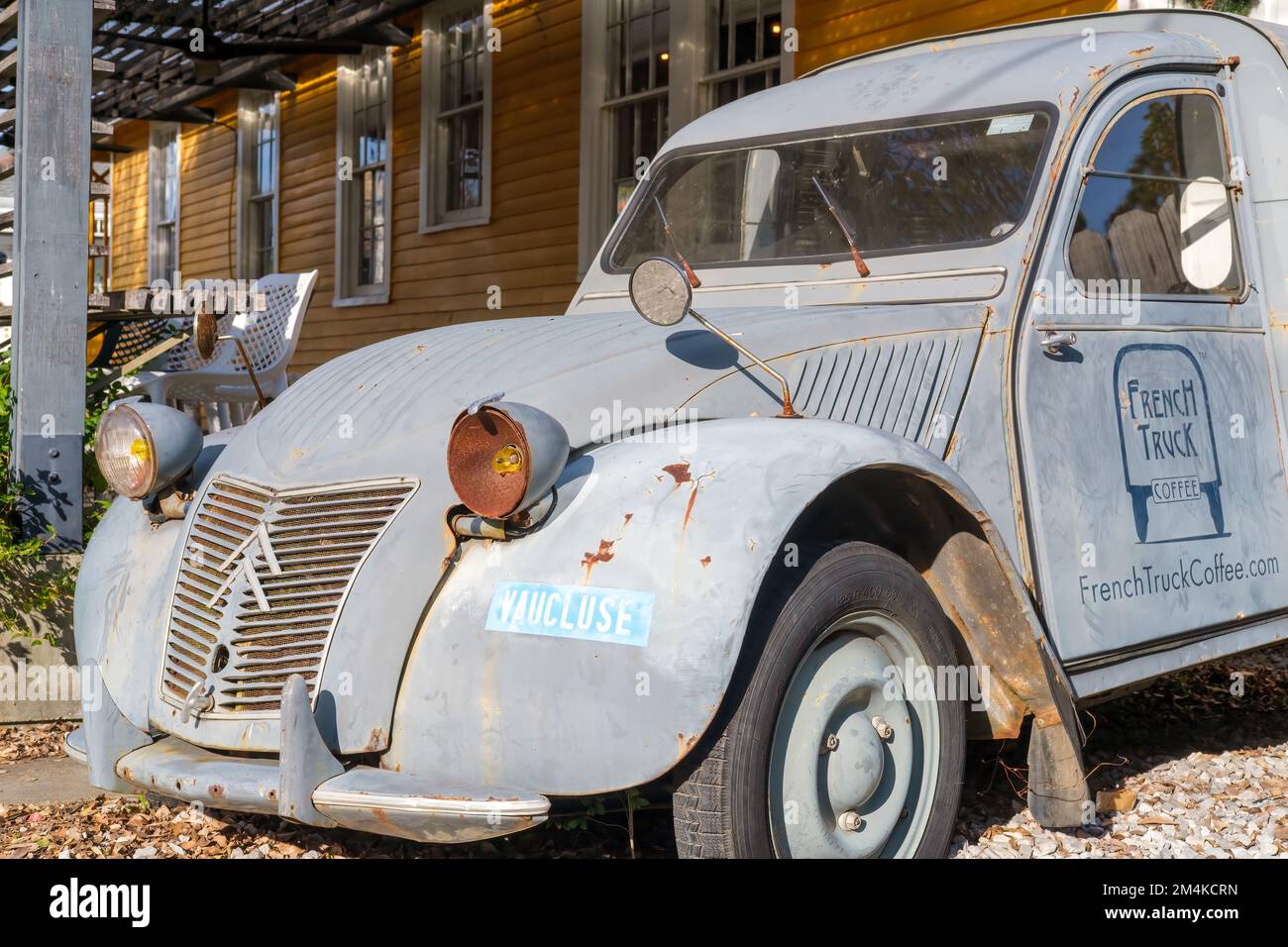 NEW ORLEANS, LA, USA - 18 DICEMBRE 2022: Parte anteriore del picchiaduro 1950s modello Citroen 2CV con il logo French Truck Coffee sulla porta lato conducente Foto Stock
