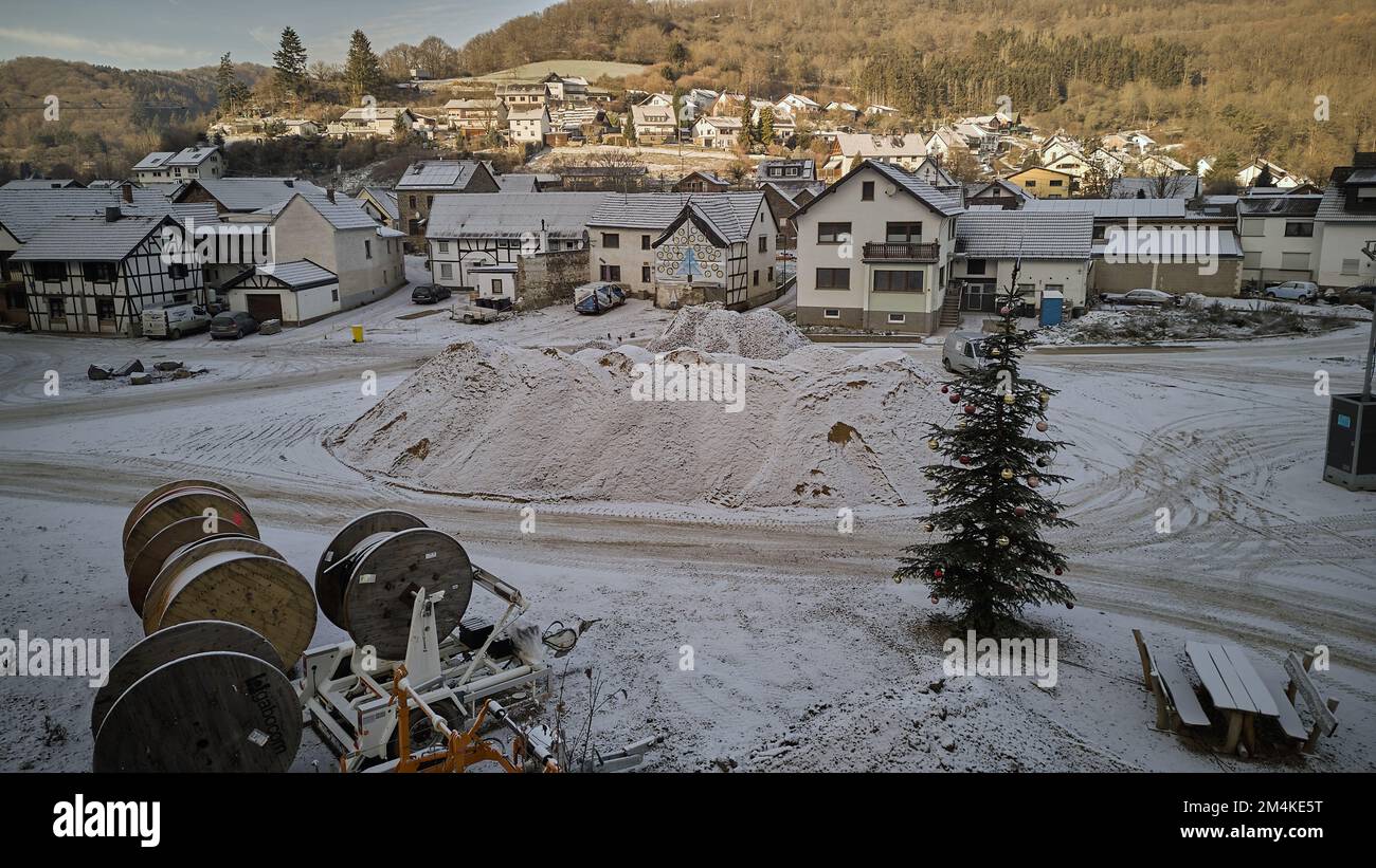 Schuld, Germania. 15th Dec, 2022. Un albero di Natale si trova in un cantiere edile nel villaggio di Schuld, che è stato gravemente colpito dalle inondazioni. Credit: Thomas Frey/dpa/Alamy Live News Foto Stock