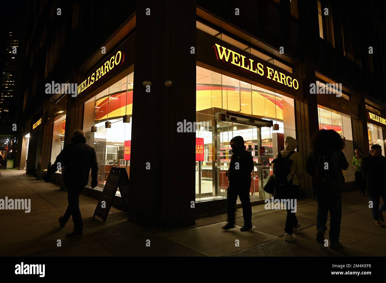 New York, Stati Uniti. 21st Dec, 2022. [Illustrazione] multa per le sue pratiche di consumo, Wells Fargo dovrà pagare $3,7 miliardi di dollari in multe, New York, NY, 21 dicembre 2022. La banca Wells Fargo accetta una sanzione civile di $1,7 miliardi di dollari, e $2 miliardi di dollari di risarcimento da parte dei consumatori, mentre $1,3 miliardi di dollari sono già stati versati a 11 milioni di conti. (Foto di Anthony Behar/Sipa USA) Credit: Sipa USA/Alamy Live News Foto Stock