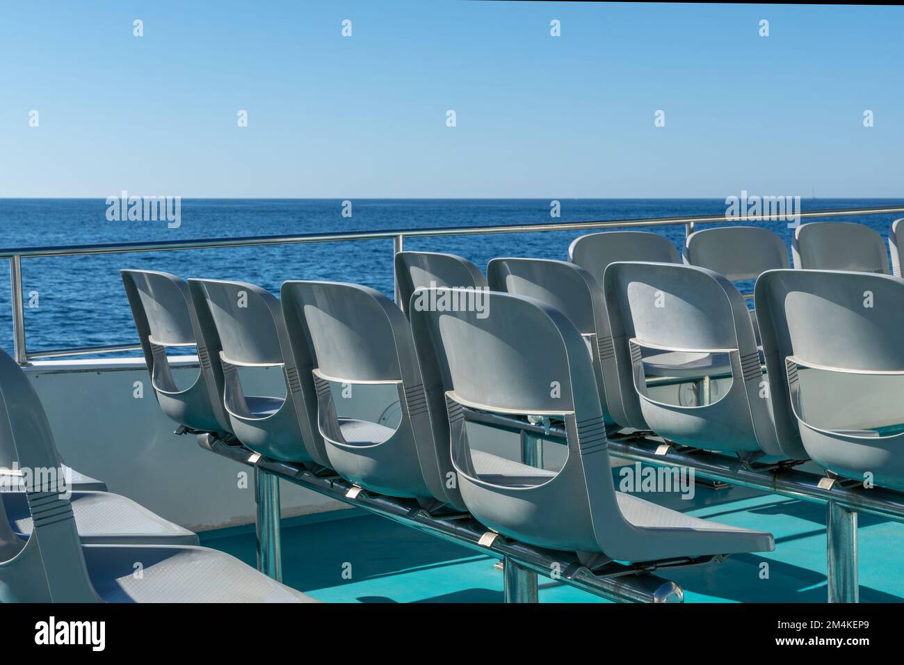 Posti a sedere su una nave vuota Foto Stock