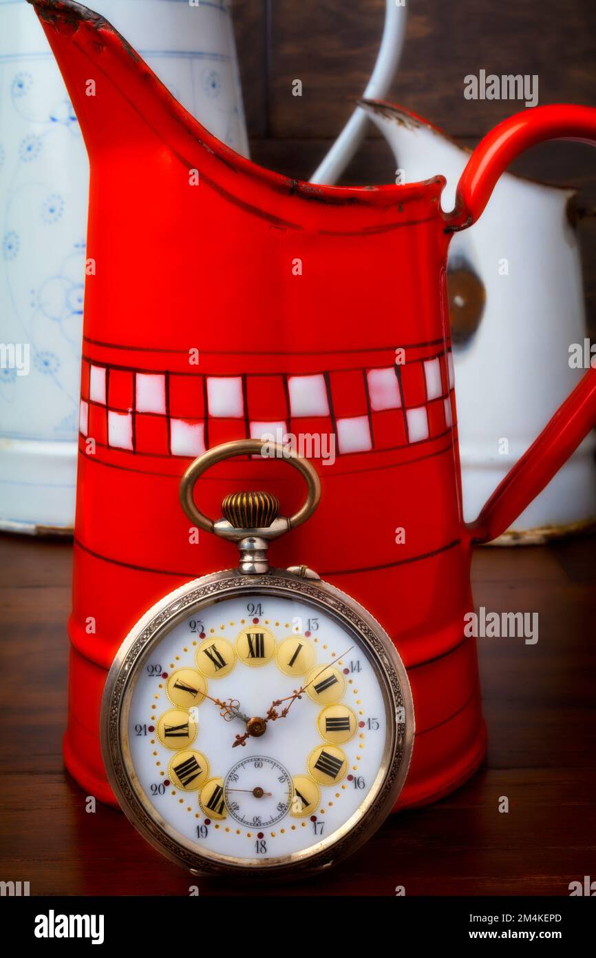 Bellissimo orologio tascabile contro la caraffa rossa francese Foto Stock