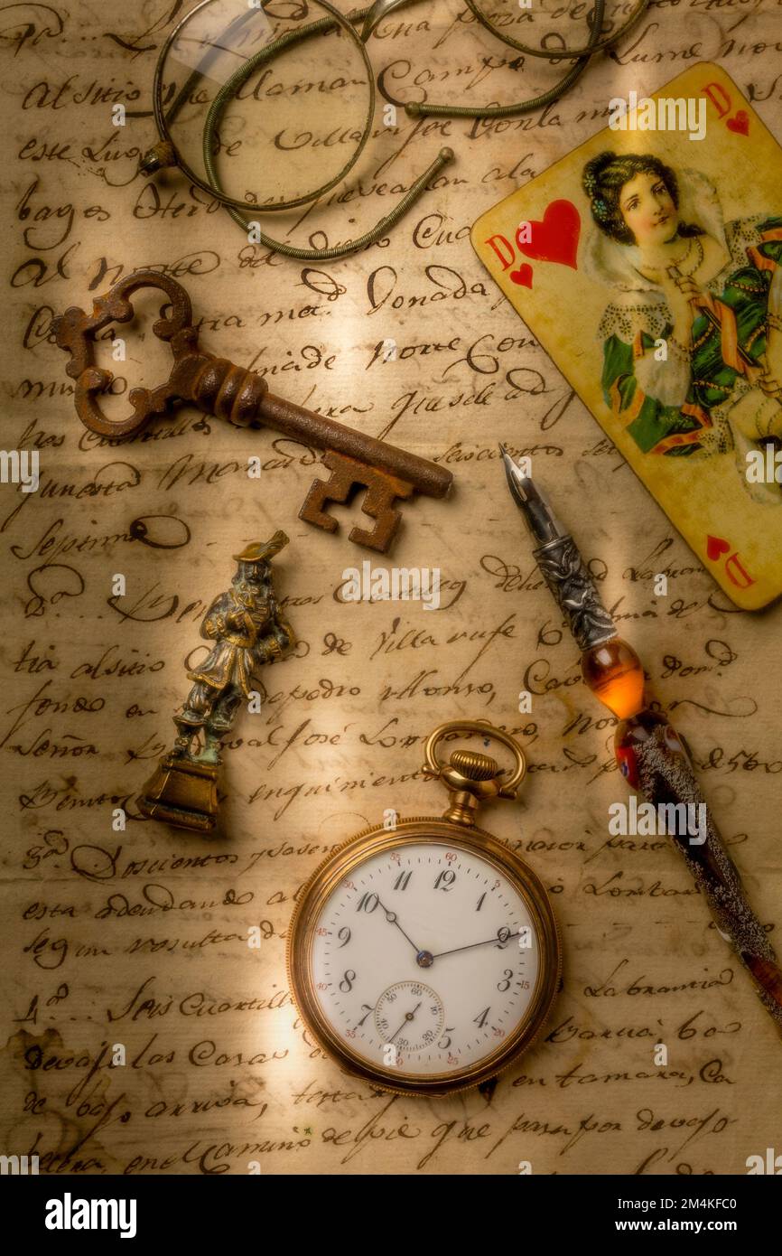 Regina dei cuori sulla lettera Vecchia, con meraviglioso orologio da portafoglio e chiave scheletro Foto Stock