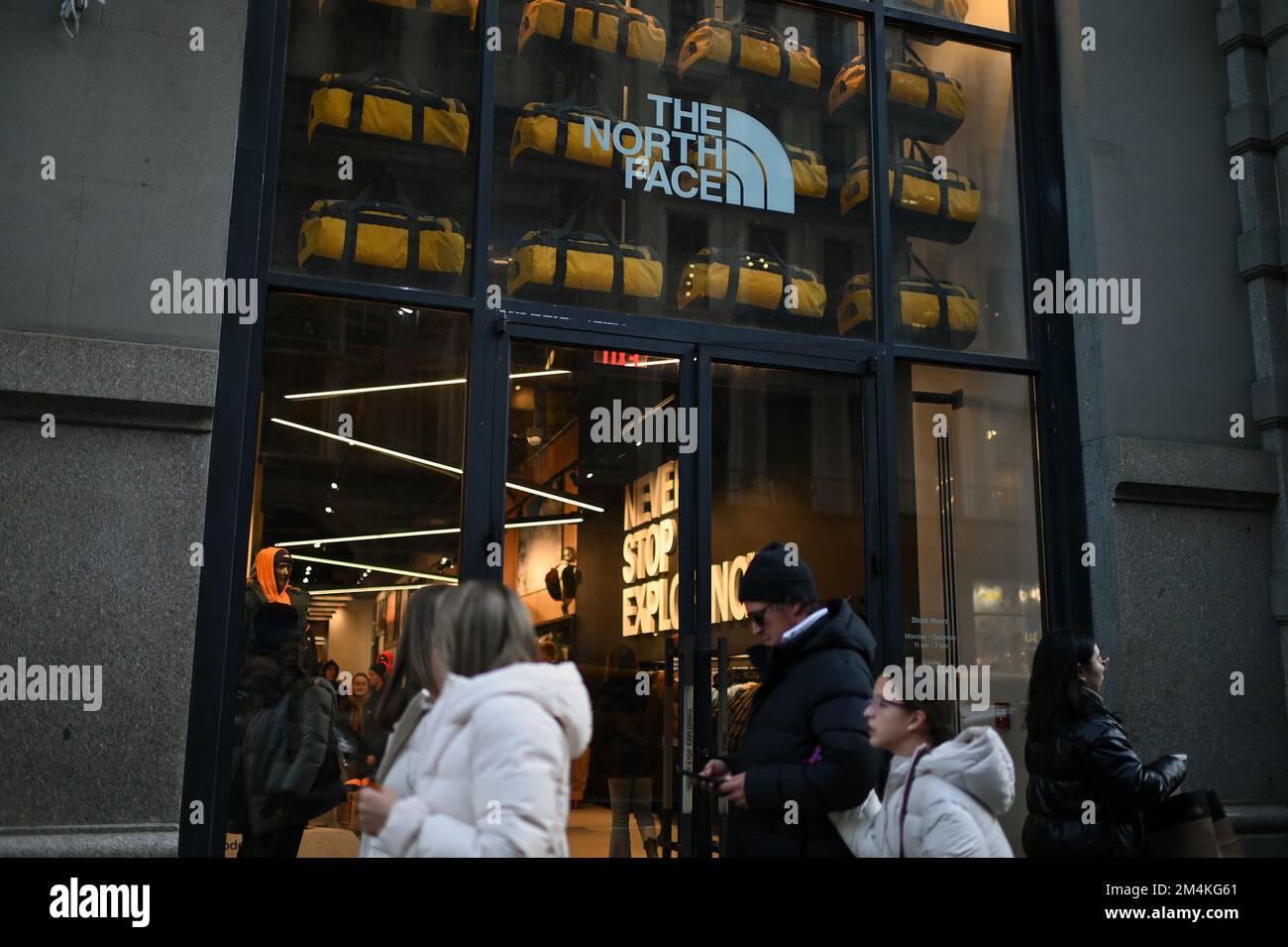 New York, Stati Uniti. 21st Dec, 2022. La gente passa davanti al negozio  North Face nel quartiere alla moda di Soho, New York, NY, 21 dicembre 2022.  Ci si aspetta una grave