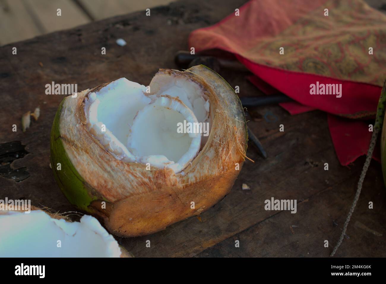 cocco dimezzato e bandana Foto Stock