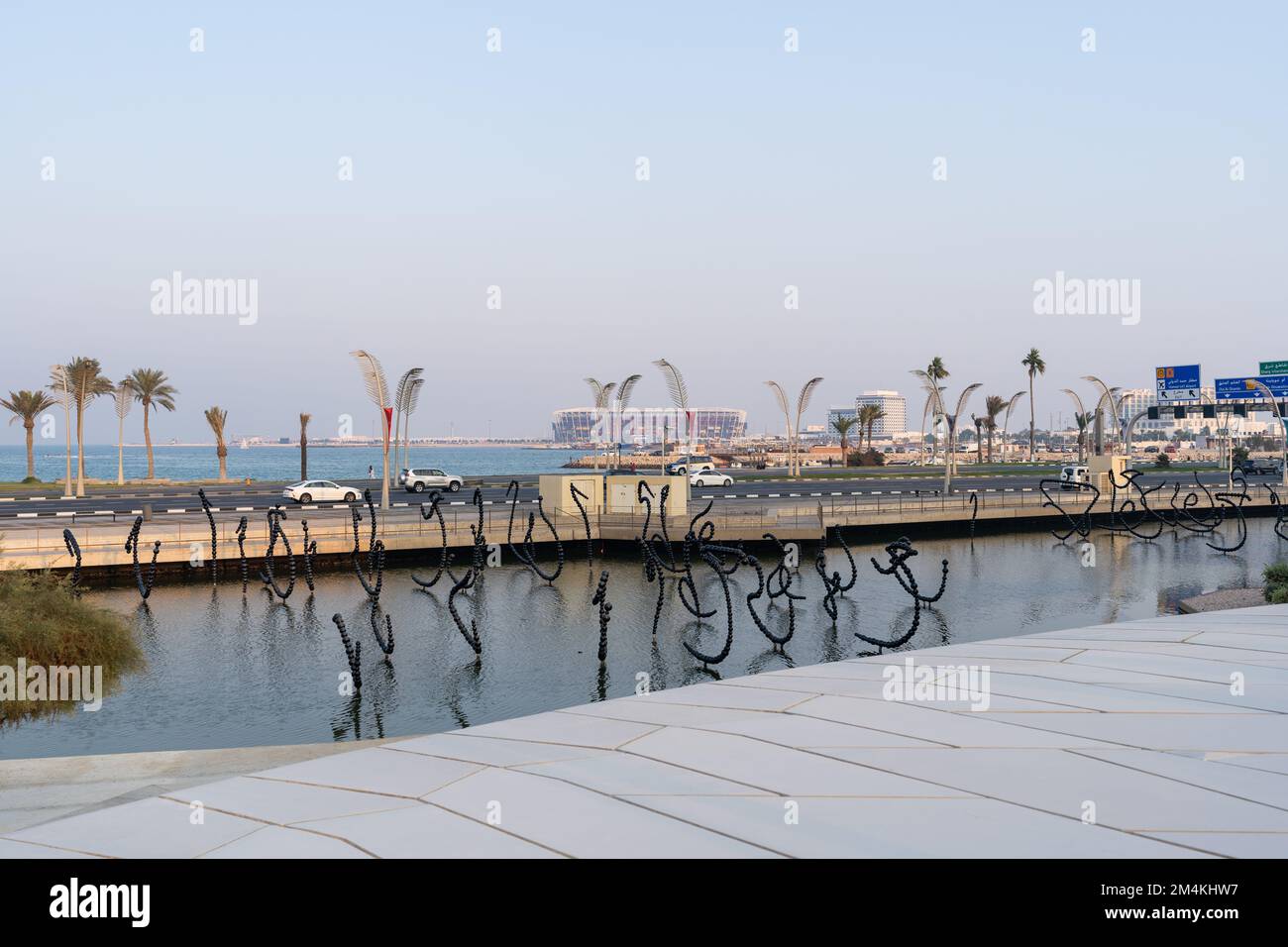Vista sulla Corniche di Doha dal Museo Nazionale del Qatar. Foto Stock