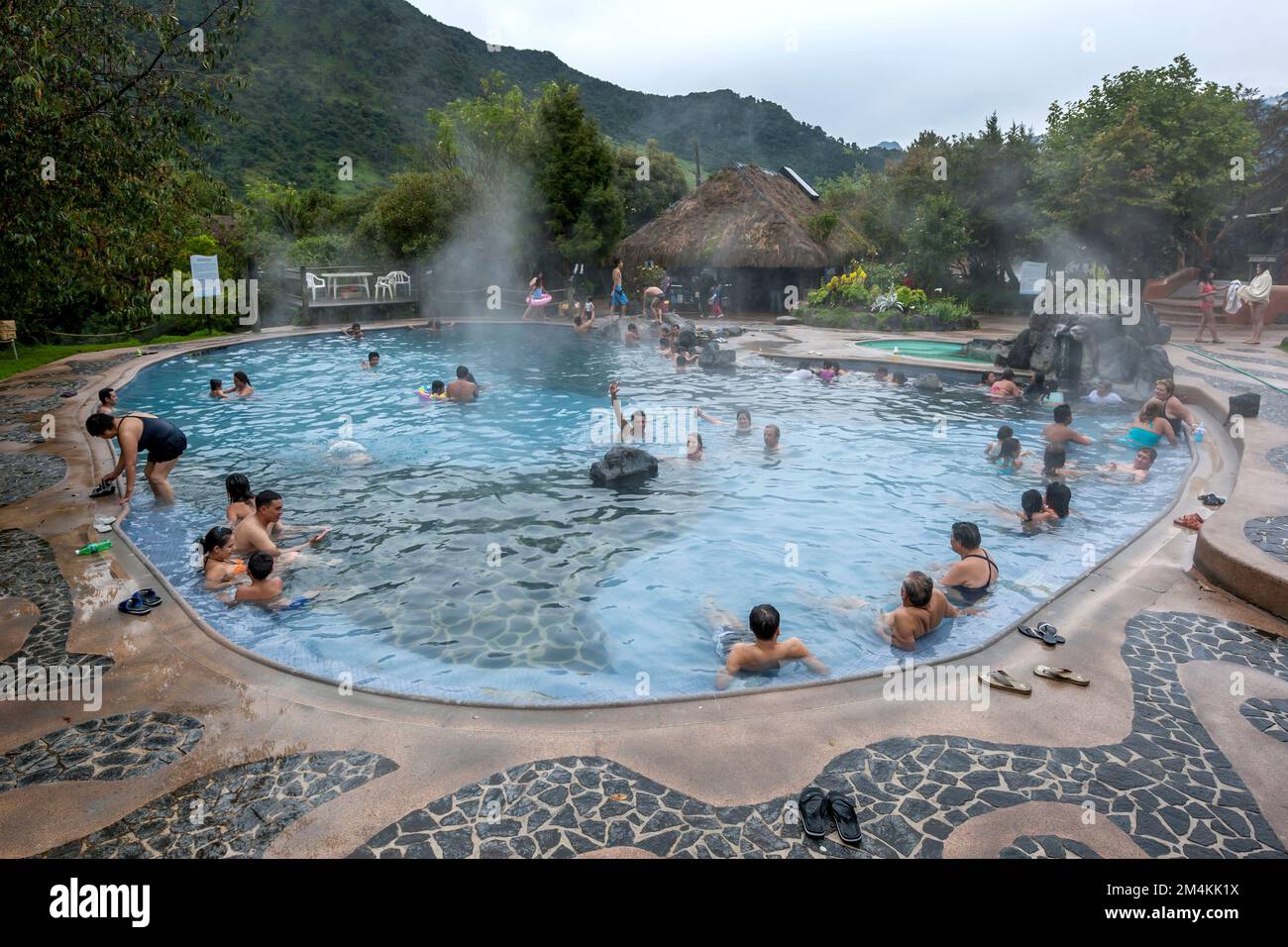 I bagnanti si rilassano in una piscina termale presso le sorgenti termali di Papallacta in Ecuador. Papallacta è la città più alta dell'Ecuador a 3300 metri sul livello del mare. Foto Stock