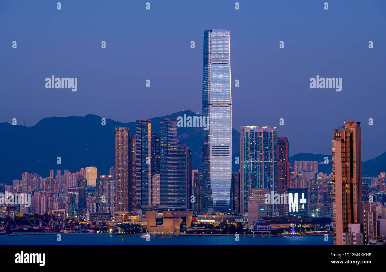 L'ICC International Commerce Centre e il nuovissimo museo M+ di cultura visiva di Hong Kong, Victoria Harbour, Hong Kong, Cina. Foto Stock
