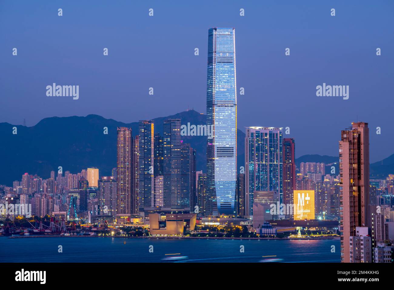L'ICC International Commerce Centre e il nuovissimo museo M+ di cultura visiva di Hong Kong, Victoria Harbour, Hong Kong, Cina. Foto Stock
