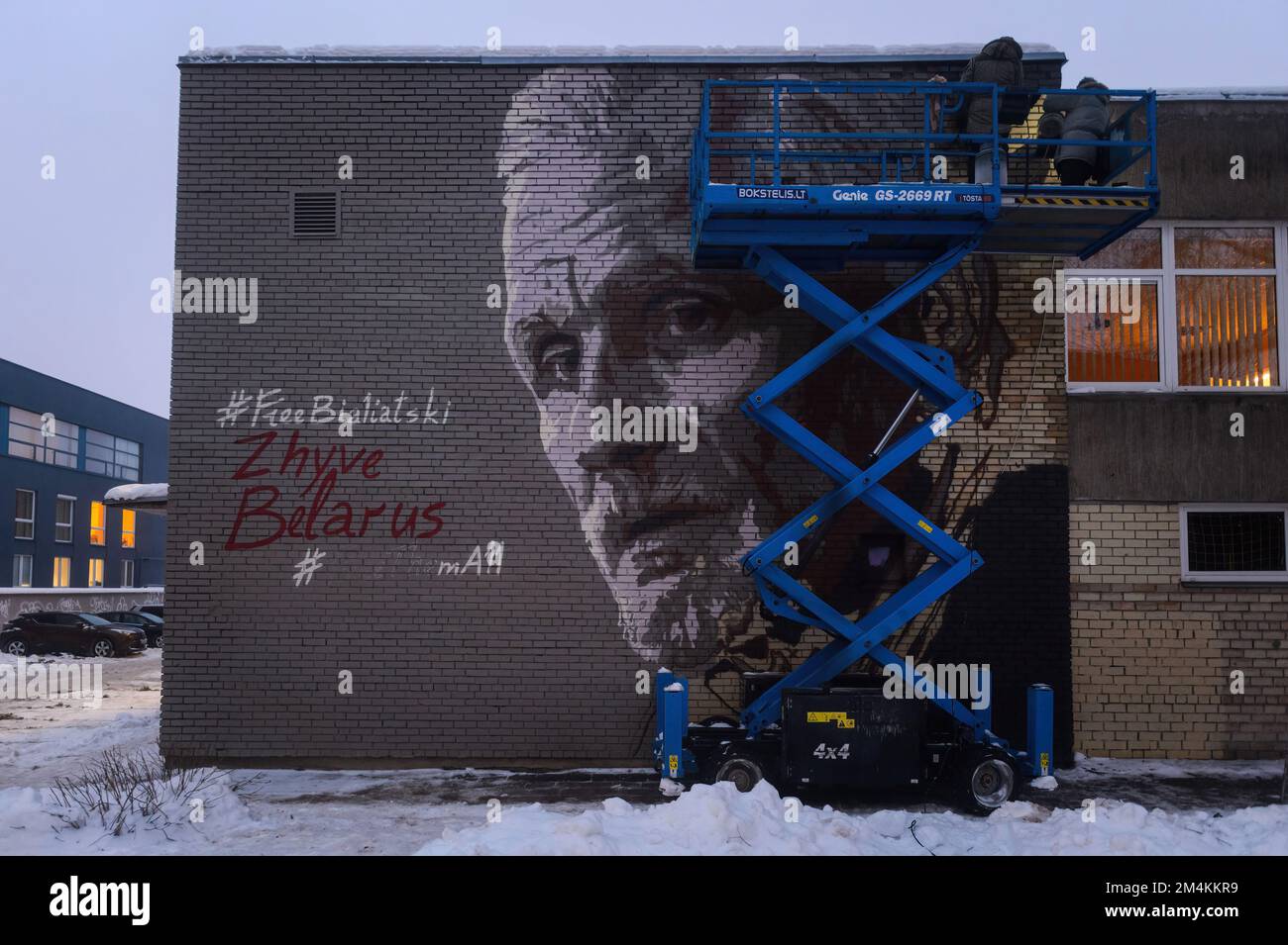 Un murale raffigurante il premio Nobel per la pace Ales Bialiatski