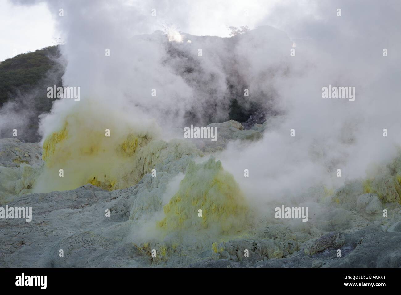 Nuvole di vapore che si innalzano dalle bocche vulcaniche Foto Stock