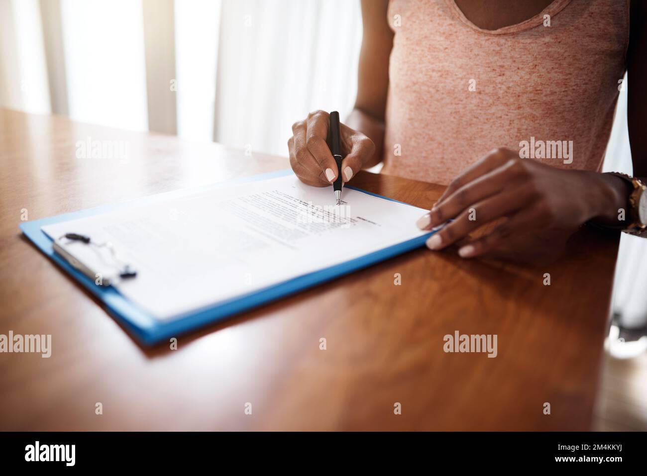 Qui ho messo la mia firma. una donna irriconoscibile che firma una forma. Foto Stock