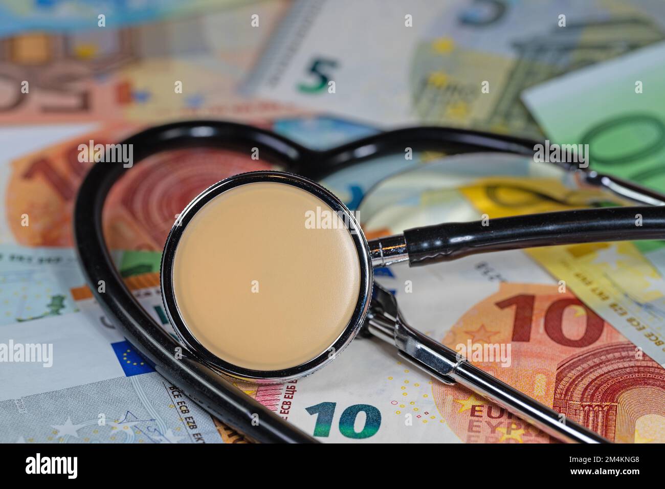 Stetoscopio sulle banconote simbolo dei costi sanitari Foto Stock