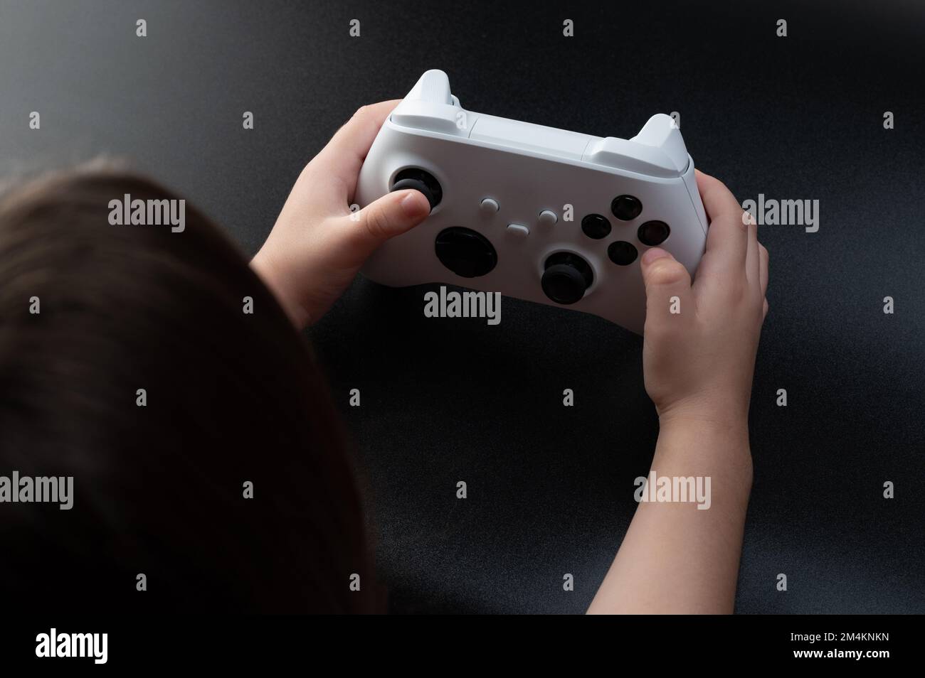 Kid Hold joystick gioco bianco su sfondo nero Foto Stock