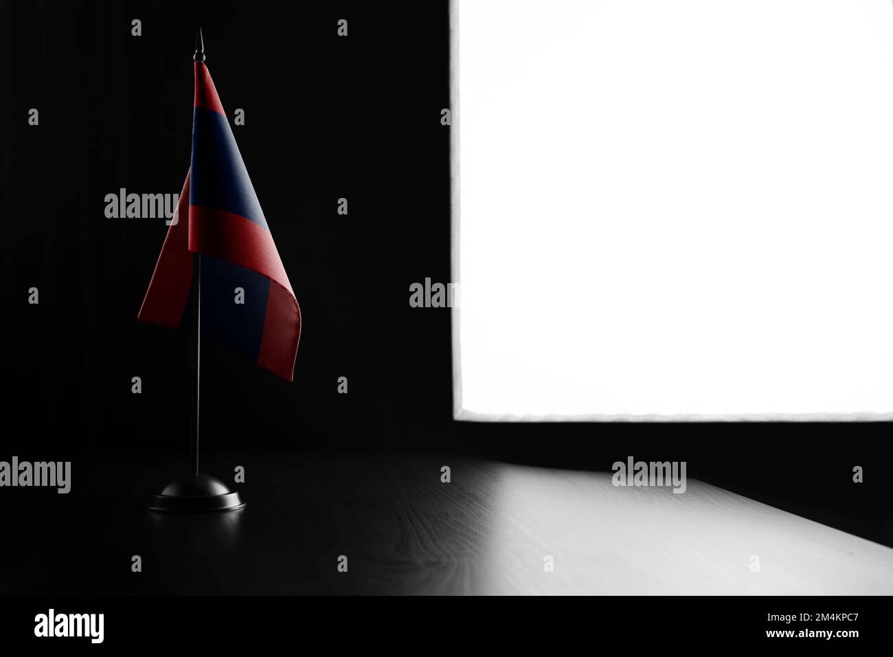 laos bandiera - 2 Piccola bandiera nazionale del Laos su sfondo nero Foto stock - Alamy