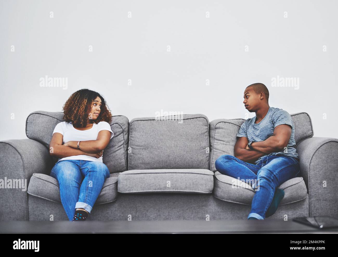 Le tensioni sono in aumento. una giovane coppia che ha problemi di relazione a casa. Foto Stock