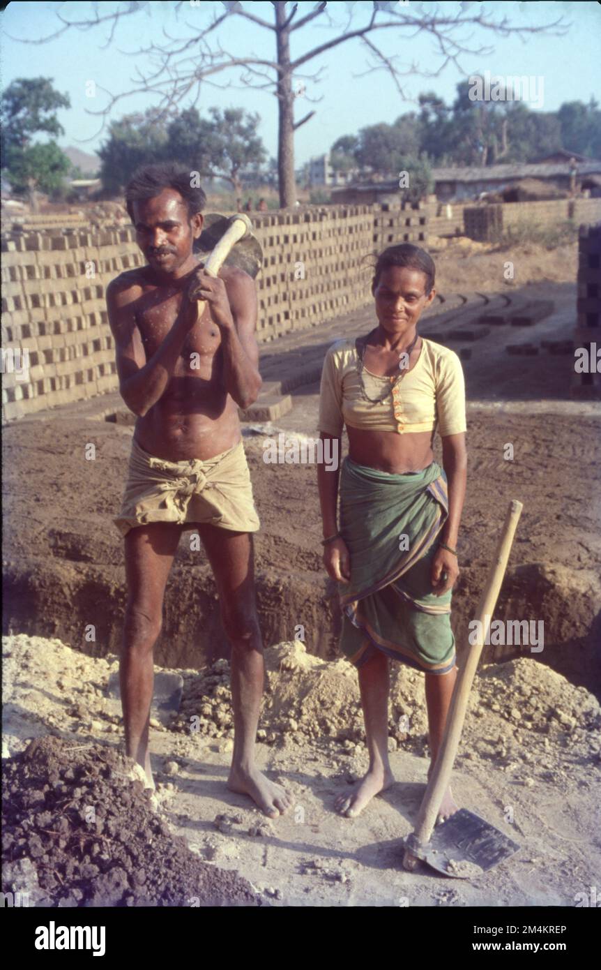 Il processo di fabbricazione del mattone coinvolge i seguenti punti:- preparazione dell'impasto di creta che modella che asciuga che cuoce raffreddando Foto Stock