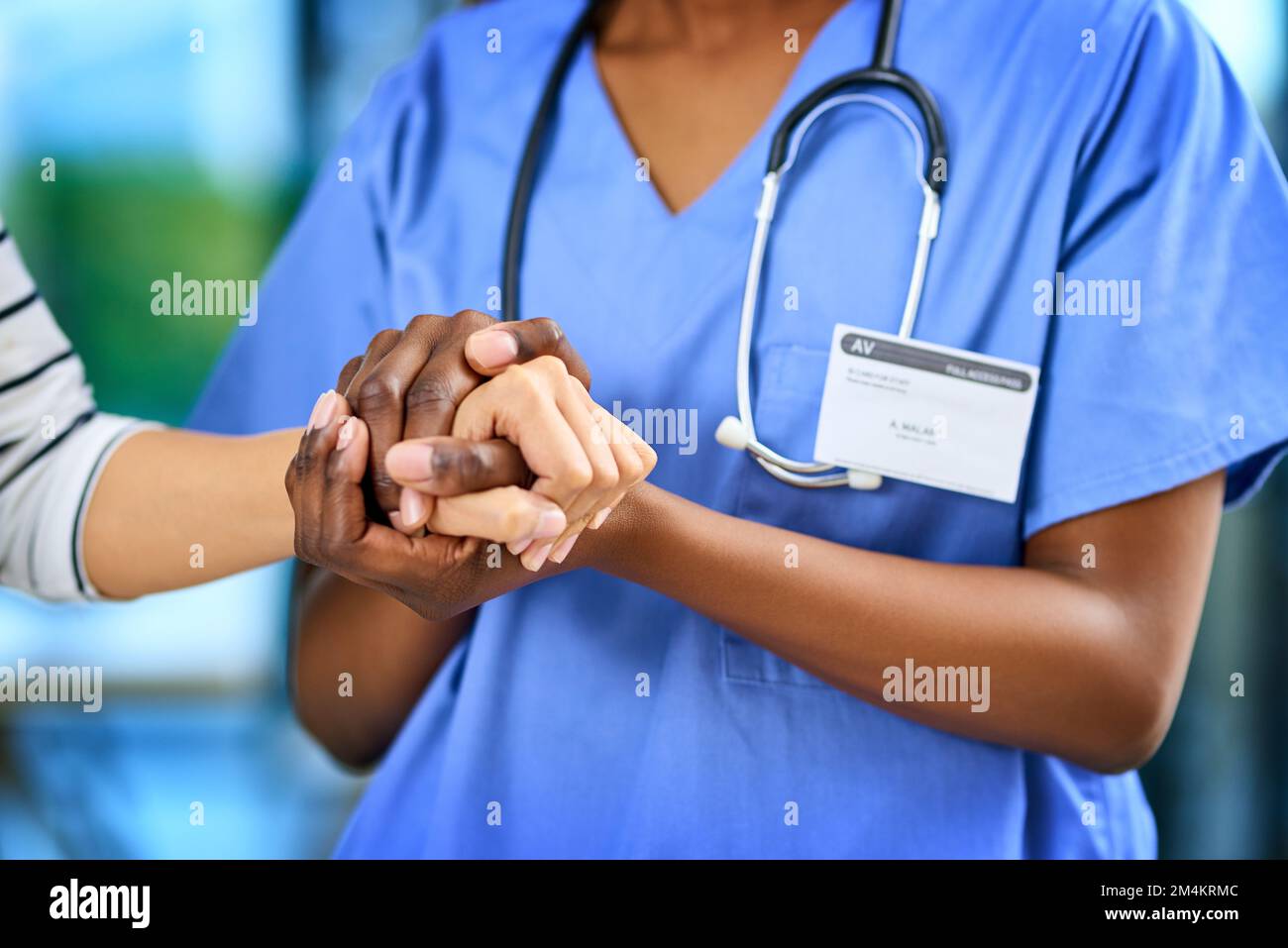 Le mani di aiuto sono mani healing. Primo piano di un medico che tiene una mano di un paziente in comodità. Foto Stock