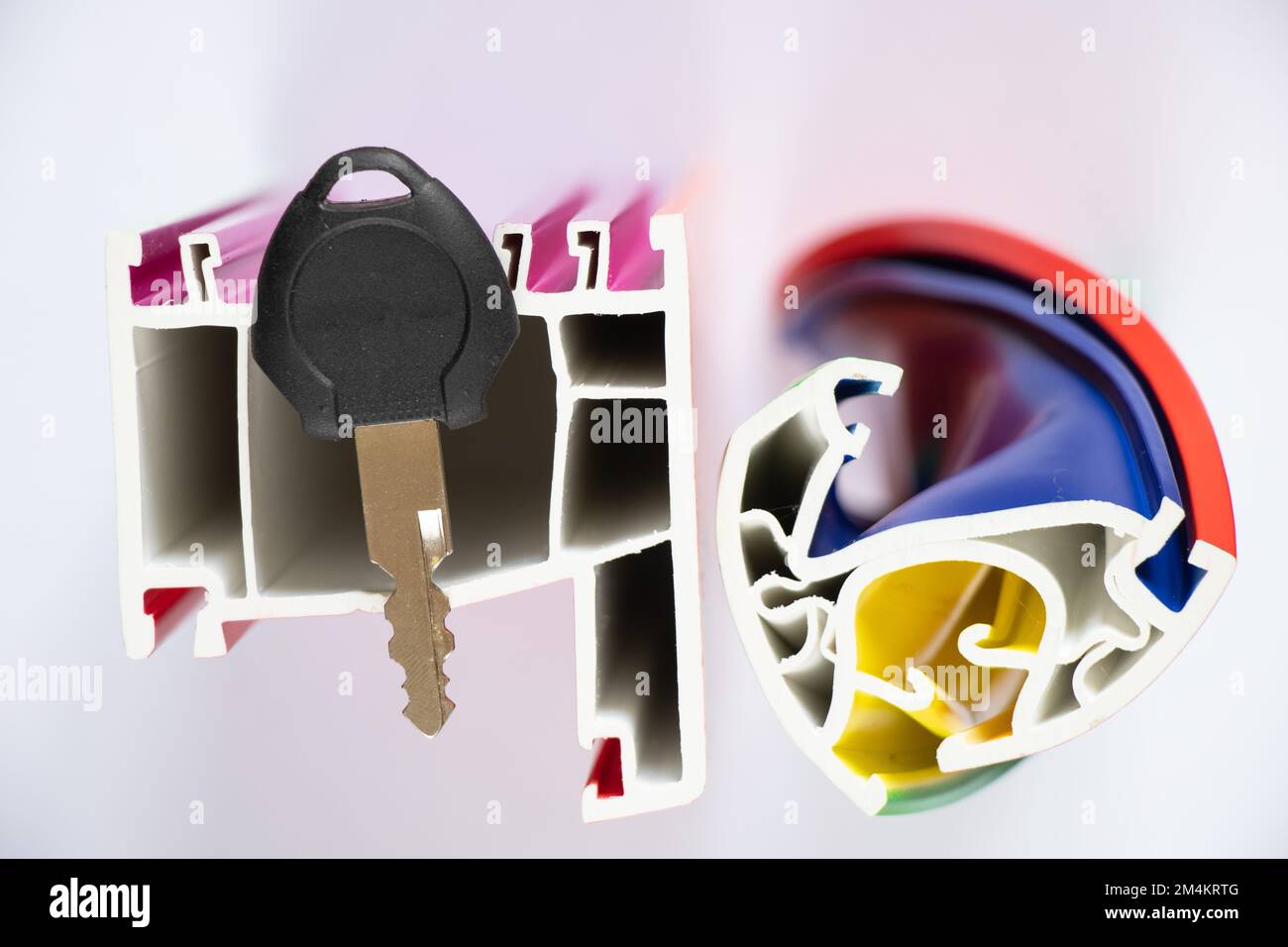 telaio della finestra in alluminio come esempio e chiavi per la serratura, finestra sezionale, profilo della finestra verniciato dalla fabbrica Foto Stock