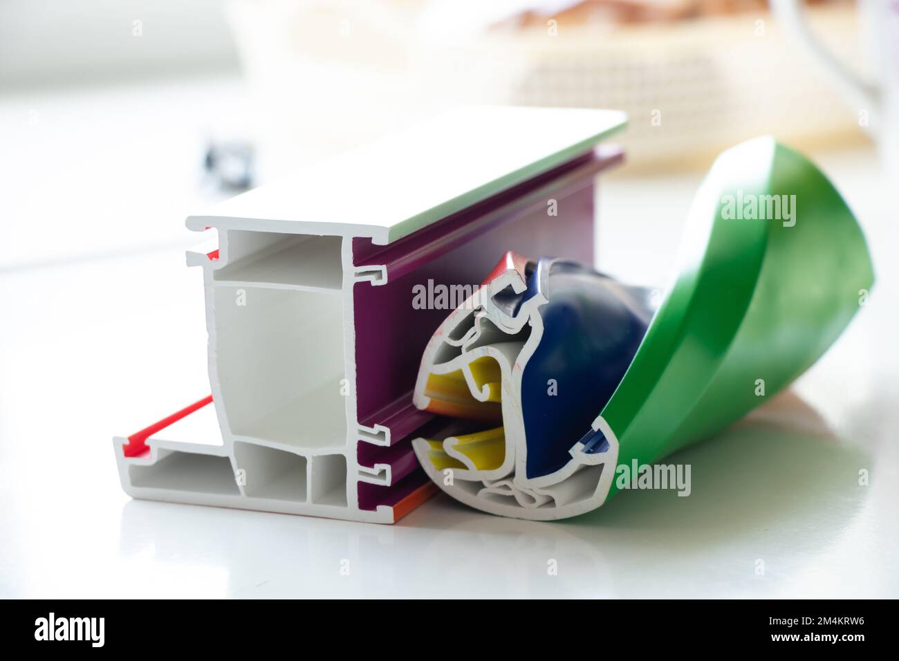 telaio della finestra in alluminio come esempio, finestra sezionale, profilo della finestra verniciato dalla fabbrica Foto Stock