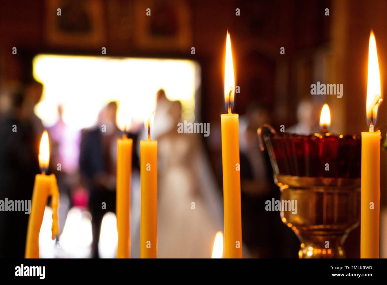 candela fiamma al buio nella chiesa, candela bruciante, religione Foto Stock
