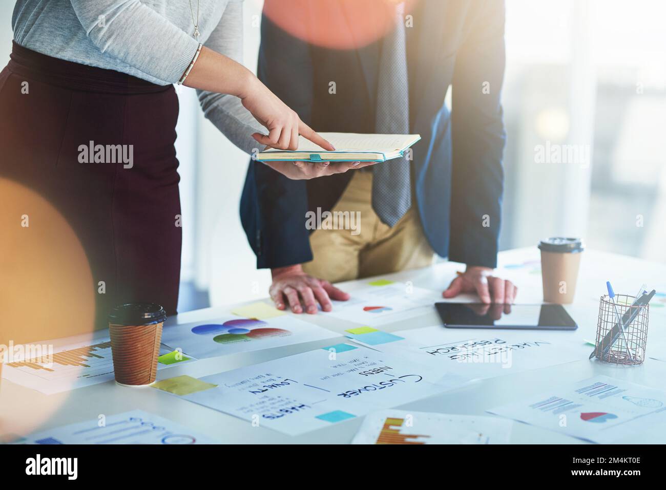 Prendere decisioni di marketing informate. uomini d'affari irriconoscibili che lavorano insieme in un ufficio. Foto Stock