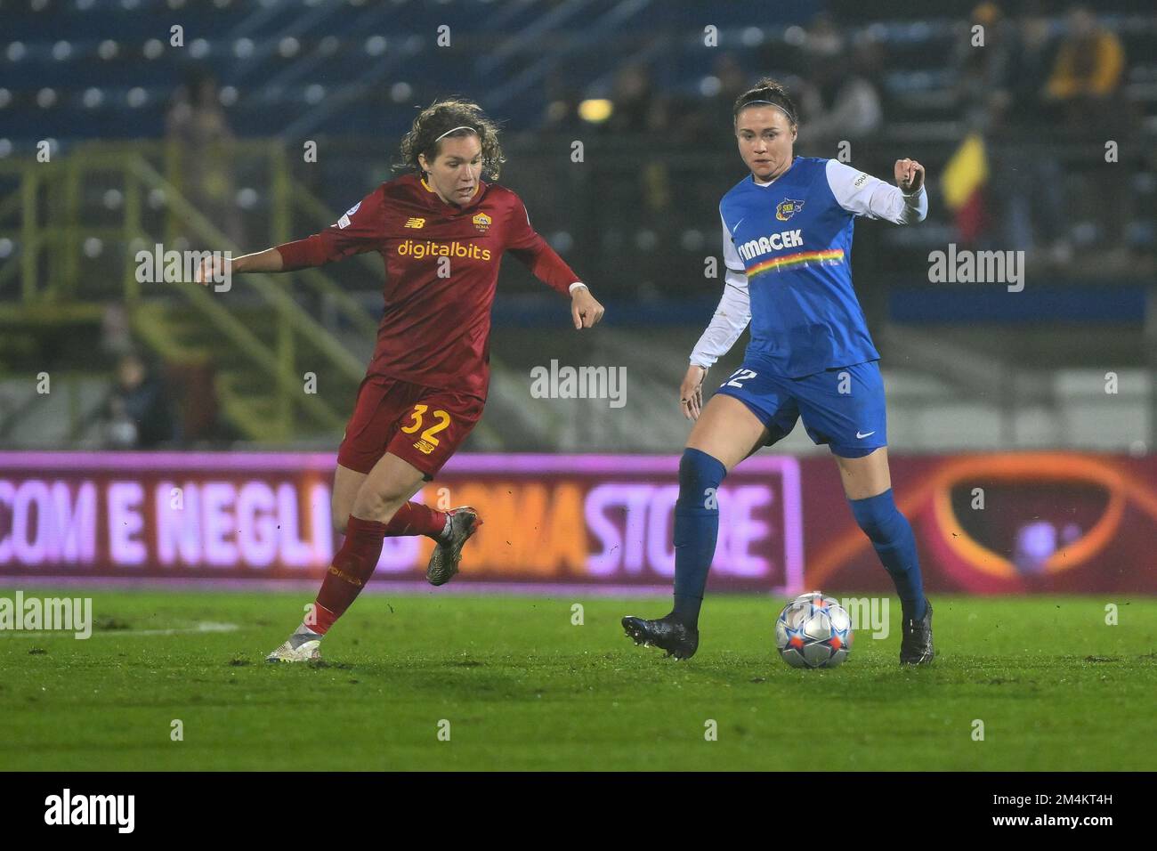 Stefanie Enzinger di SKN St. Polten Frauen ed Elena Linari di AS Roma Women durante la quinta giornata della fase di gruppo della UEFA Women's Champions Lea Foto Stock