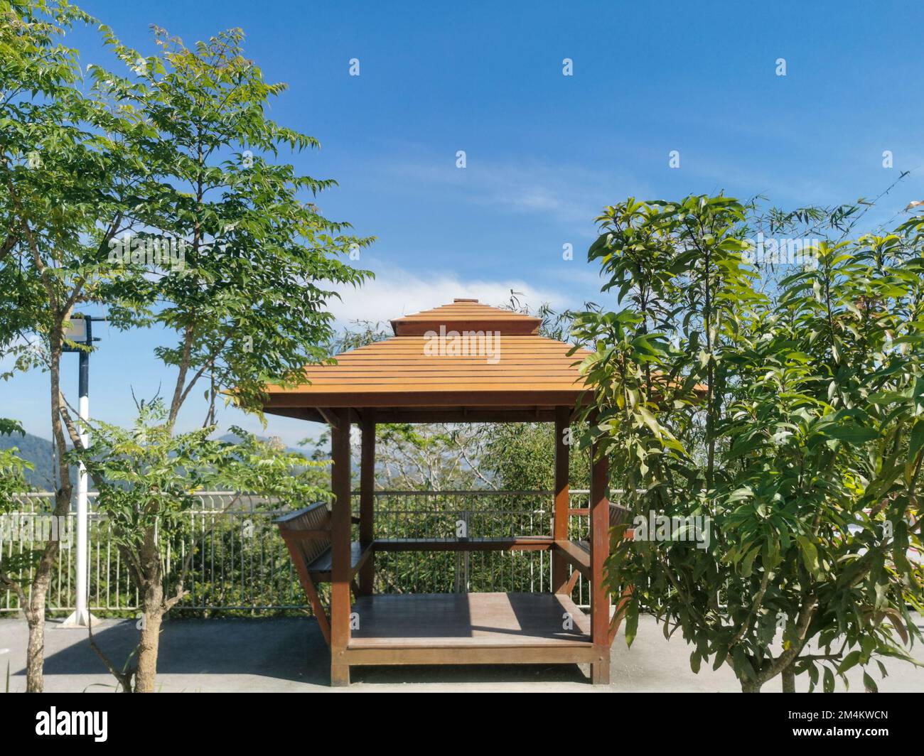 Un gazebo tailandese in legno con palme da cocco e paesaggio a Phuket, Thailandia. Architettura asiatica, concetto di parco e all'aperto. Foto Stock