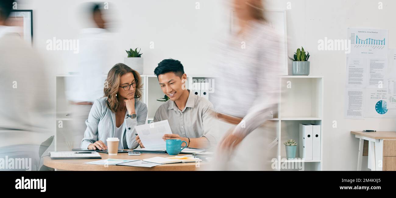 Lavoro di squadra, documenti e persone in ufficio per revisione o discussione. Lavoro di documentazione, collaborazione o uomo e donna asiatici alla scrivania in un luogo di lavoro occupato Foto Stock