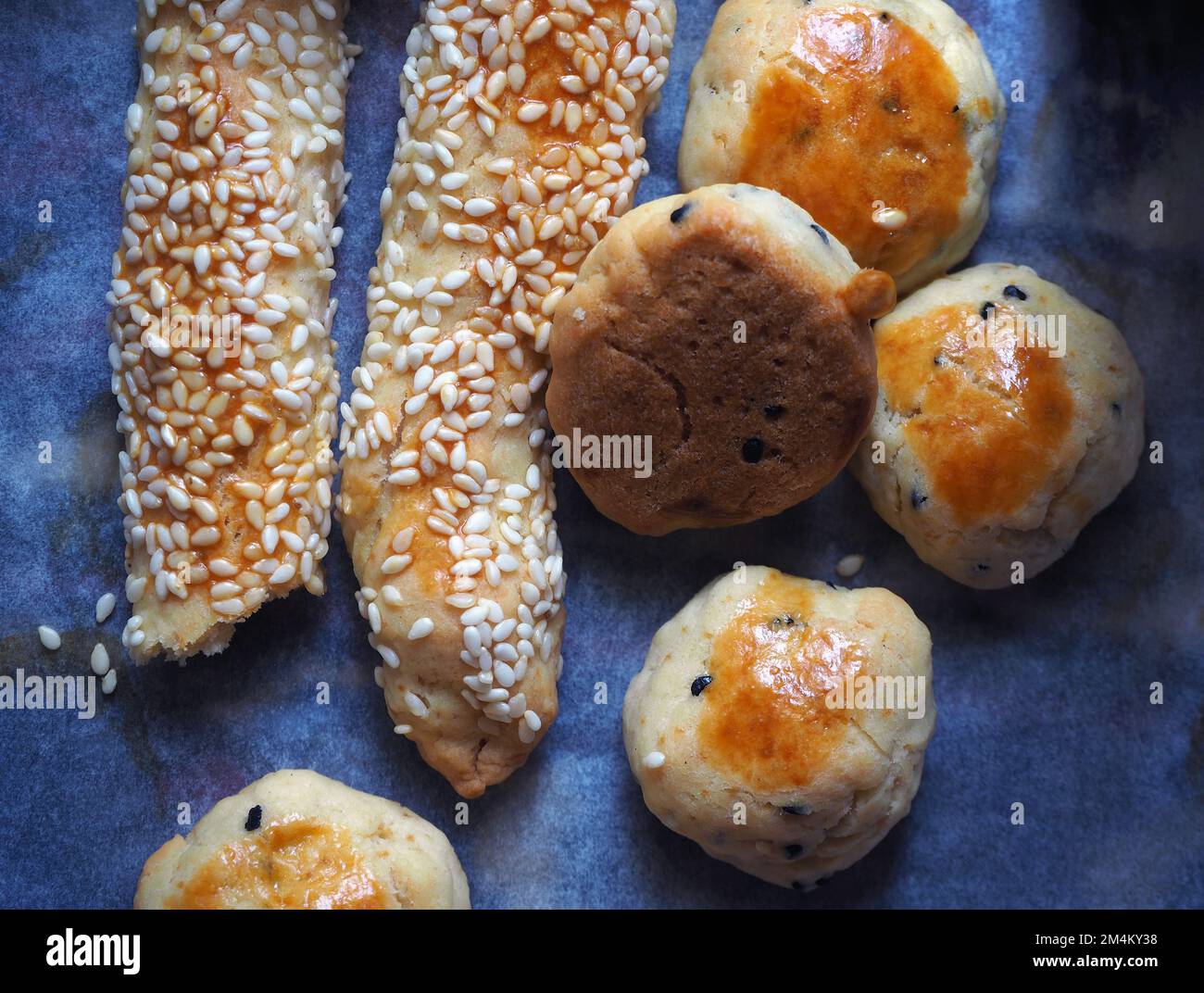 Spuntini tradizionali fatti in casa. Bastoncini di pane al sesamo salato, biscotti. Sfondo pasticceria. Foto Stock