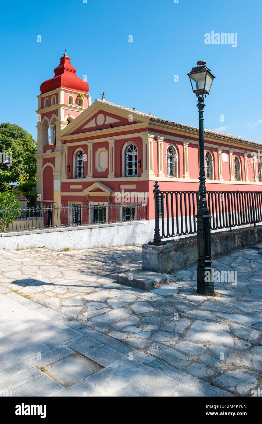 Incantevole chiesa ortodossa greca tra il giardino pubblico in piazza Spianada, Corfù città, Corfù, Grecia. Foto Stock
