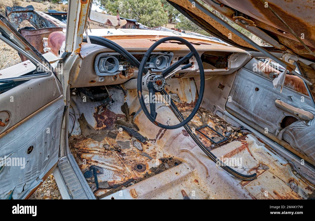 Cruscotto e interno di un'automobile distrutta Foto Stock