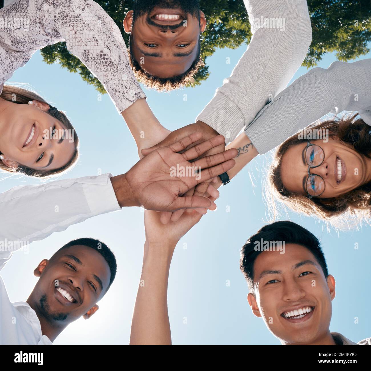 Il team si occupa del supporto a mani, volti e dipendenti soddisfatti per il successo aziendale, la solidarietà nella diversità e la collaborazione all'aperto. Lavoro di squadra, dipendenti interracial e. Foto Stock
