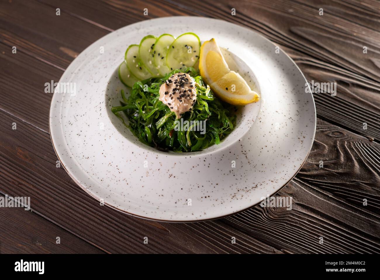 Cucina giapponese, insalata di alghe marine Goma Wakame con salsa di noci  in piatto bianco su sfondo tavolo. Vista dall'alto Foto stock - Alamy