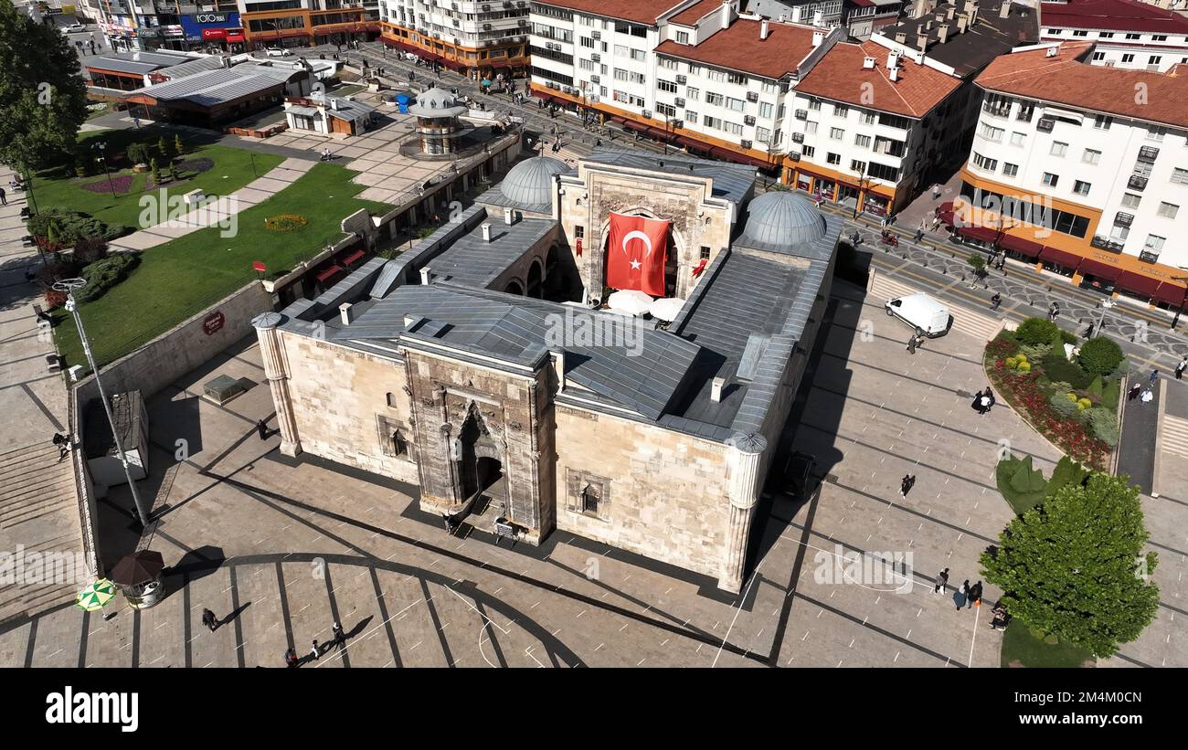 L'era di Buruciye Madrasah Seljuk fu costruita nel 1271. Il portale della madrasa. La lavorazione della pietra nel portale porta tracce di arte Seljuk Foto Stock