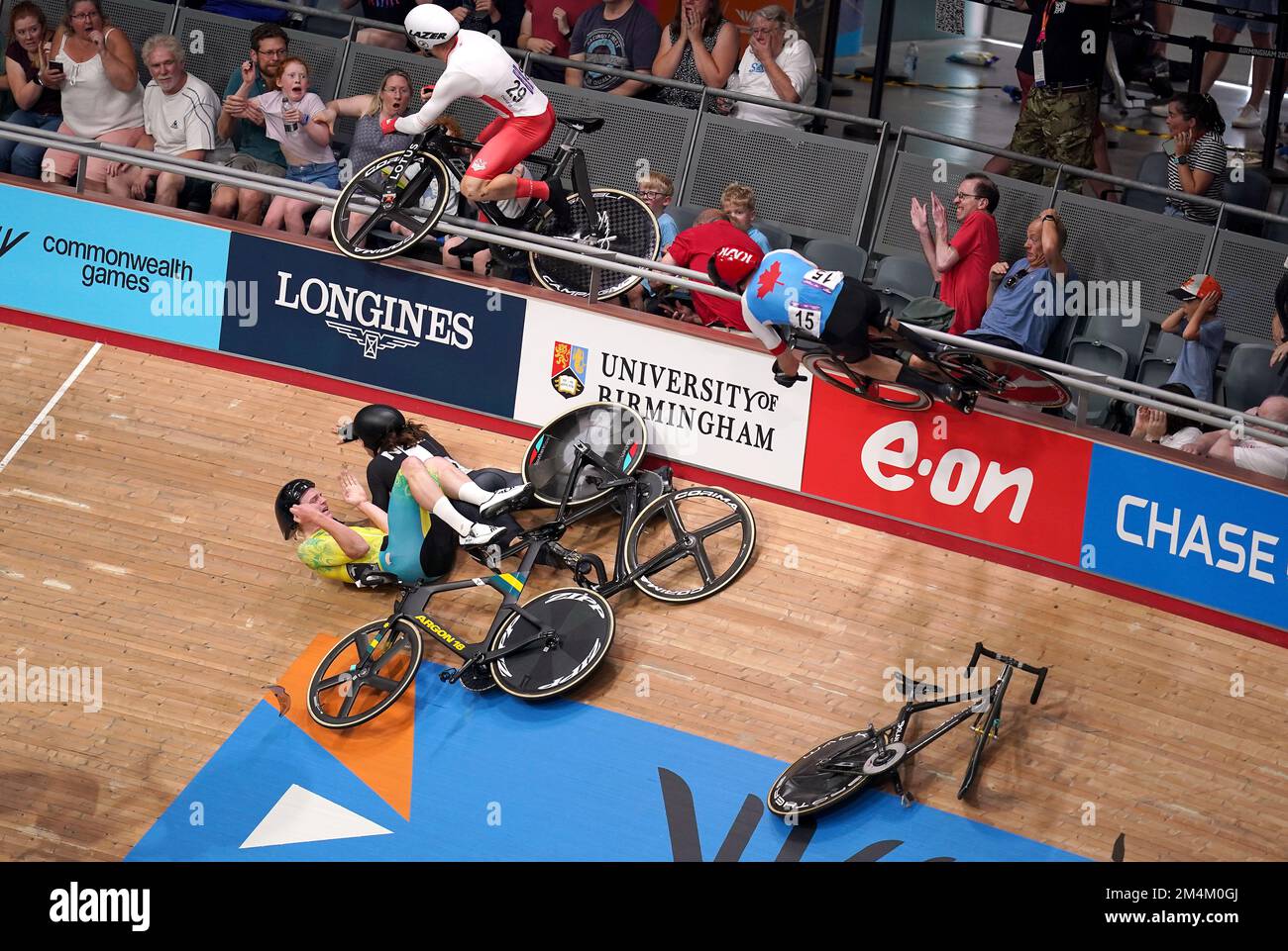 Foto del file datata 31/07/22 di un crash nel Men's 15km Scratch Race Qualificative Round mentre Matt Walls (n.29) dell'Inghilterra supera la barriera e il Canada's Derek Gee (n.15) cavalca il muro esterno a Lee Valley VeloPark il terzo giorno dei Giochi Commonwealth 2022 di Londra. I fotografi del PA scelgono le loro foto migliori delle storie più grandi del 2012. Hanno condiviso informazioni sulle storie dietro le immagini che hanno contribuito a definire il 2022. Dai funerali della Regina alla guerra in Ucraina, i fotografi dell'agenzia di stampa PA hanno scattato foto che catturano alcuni dei momenti più storici dell'anno. Foto Stock